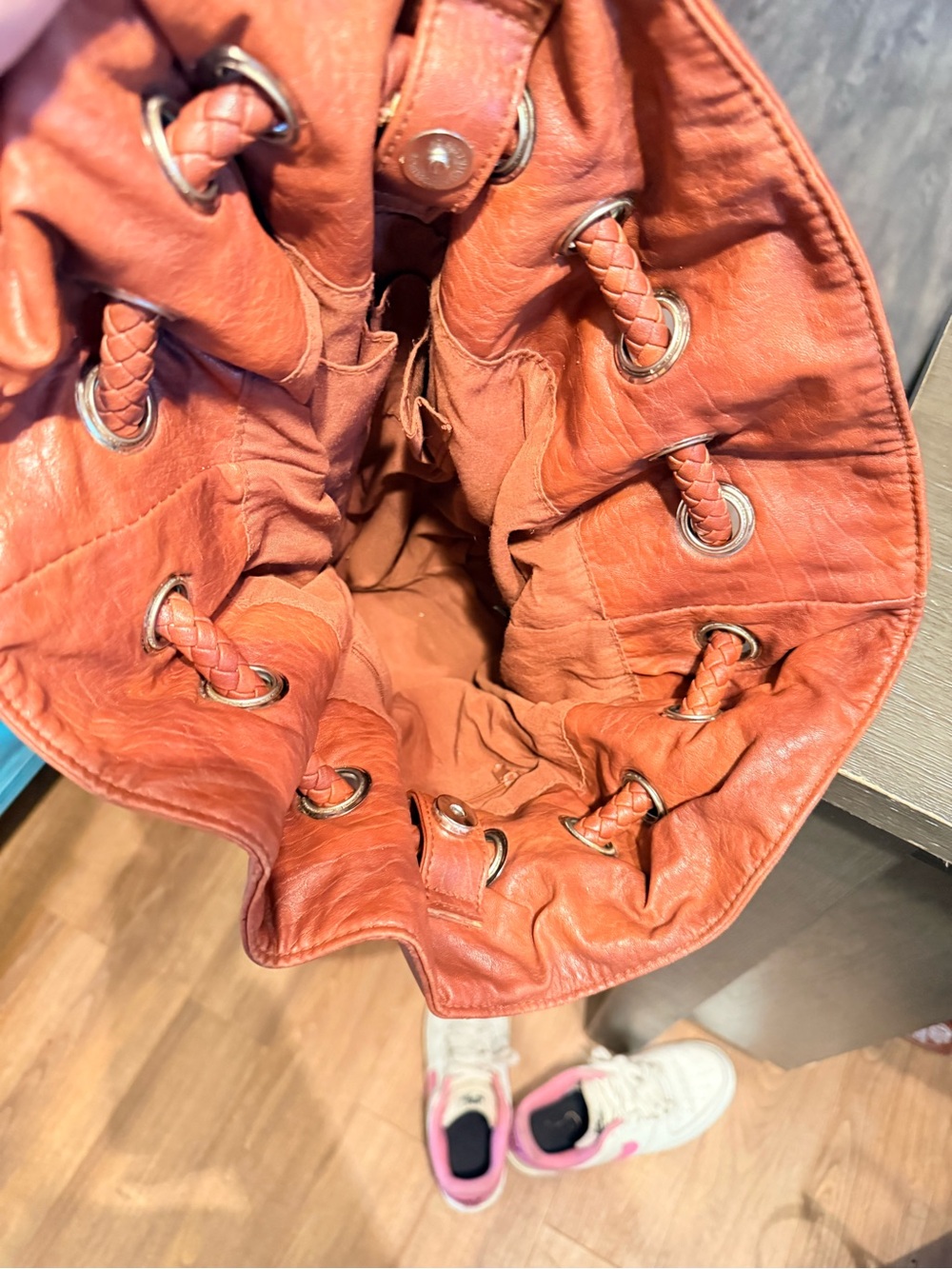 Women's Brown Leather Drawstring Shoulder Bag - Picture 4 of 4